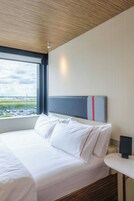 高档床上用品、加厚床垫、客房内保险箱、办公桌