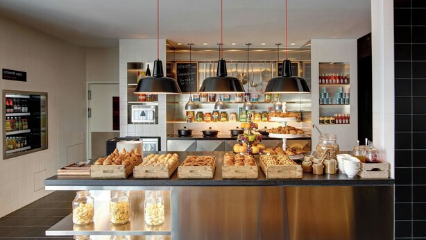 Un espace buffet proposant une variété de plats et d'accompagnements.