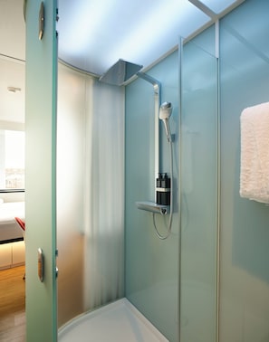 King Room | Salle de bain | Douche, pomme de douche hydromassante, articles de toilette écologiques