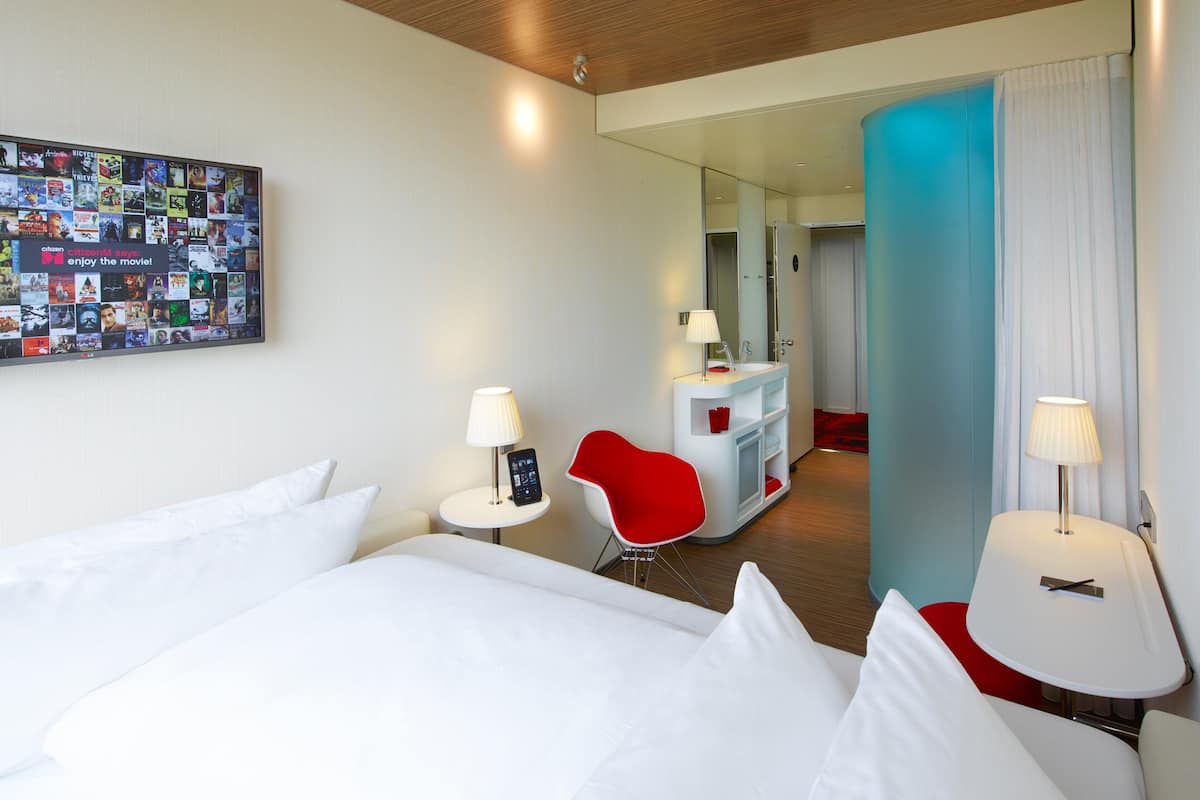 King Room | Premium-sengetøj, senge med topmadrasser, pengeskab på værelset