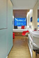Luxe beddengoed, pillowtop-bedden, een kluis op de kamer, een bureau