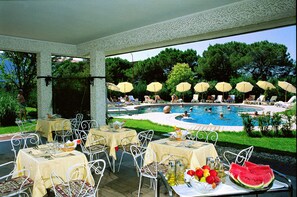 Una piscina cubierta, 3 piscinas al aire libre