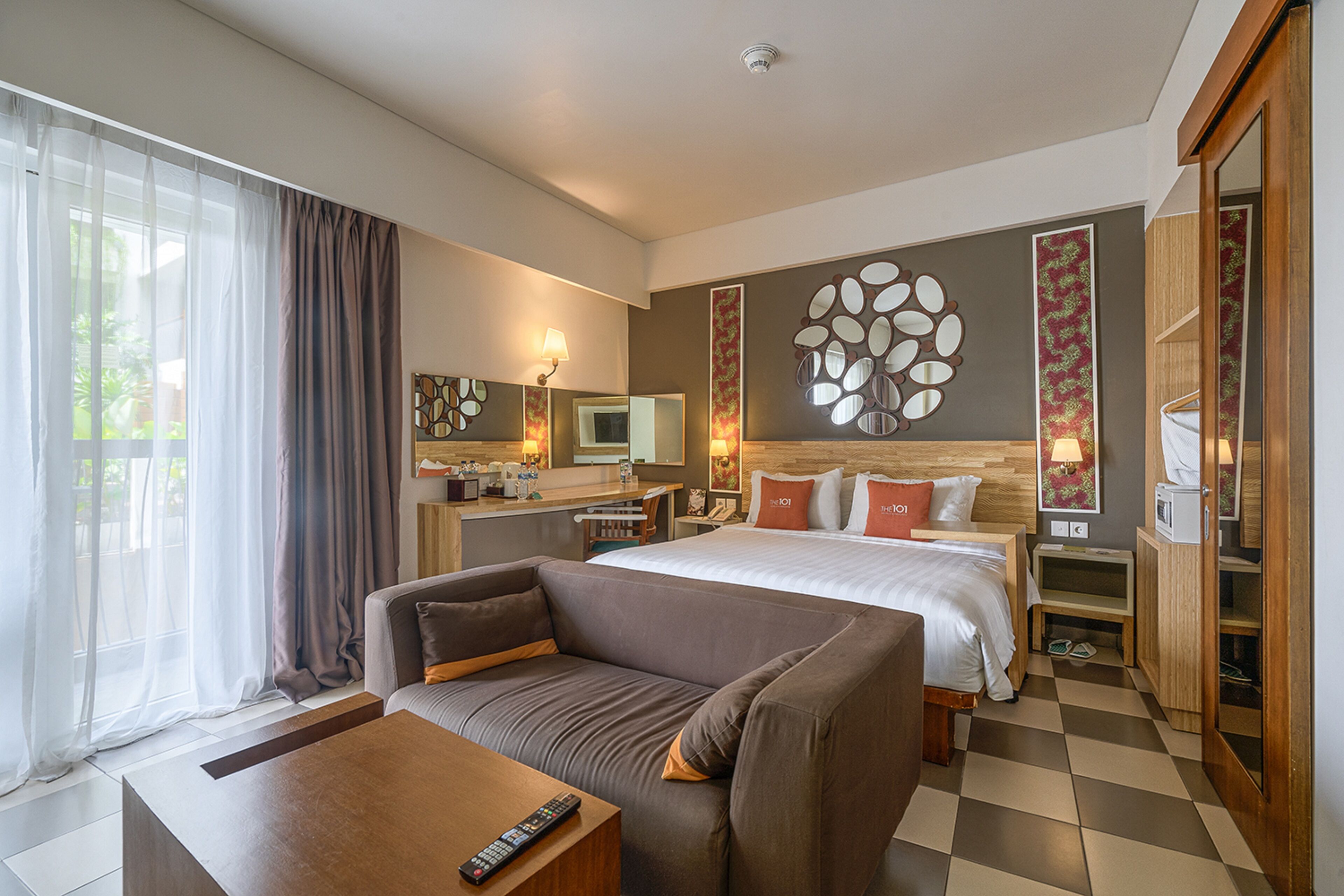 junior suite | minibar, in-room safe, desk, blackout curtains