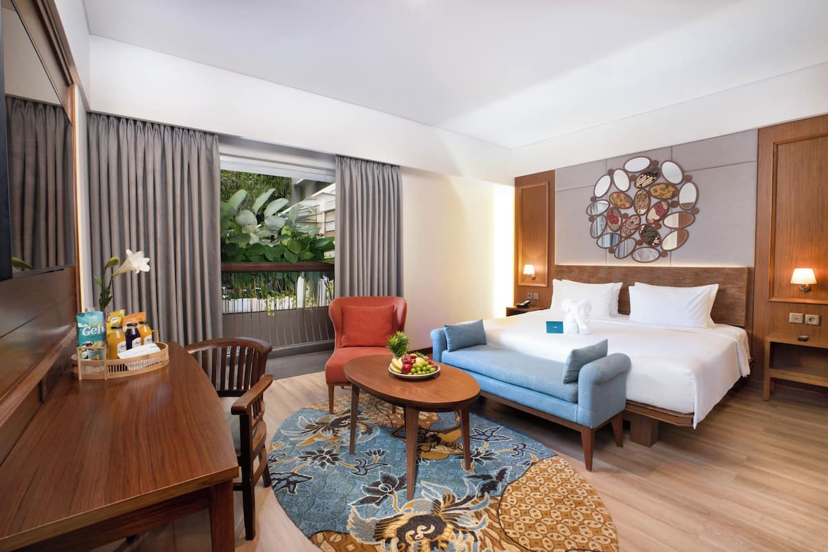 Junior Suite | Minibar, in-room safe, desk, blackout drapes