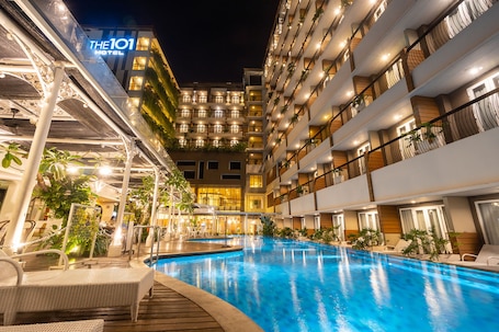 Una piscina al aire libre