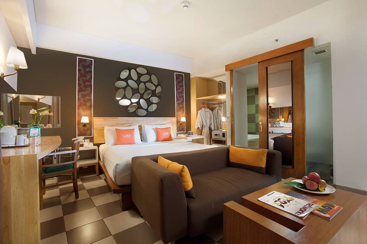 junior suite | minibar, in-room safe, desk, blackout curtains