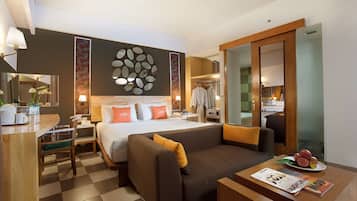 Junior Suite | Minibar, in-room safe, desk, blackout drapes