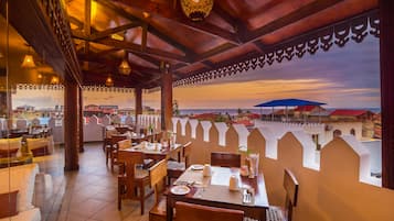 Petit-déjeuner, déjeuner et dîner servis sur place, vue sur la mer