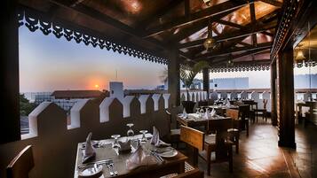 Se sirven desayunos, comidas y cenas con vista al mar