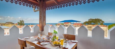 Frokost, lunsj og middag serveres, utsikt mot havet