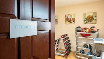 Une porte sur laquelle est affiché un panneau indiquant « FITNESS », et en arrière-plan, un porte-haltères et des ballons d’exercice.
