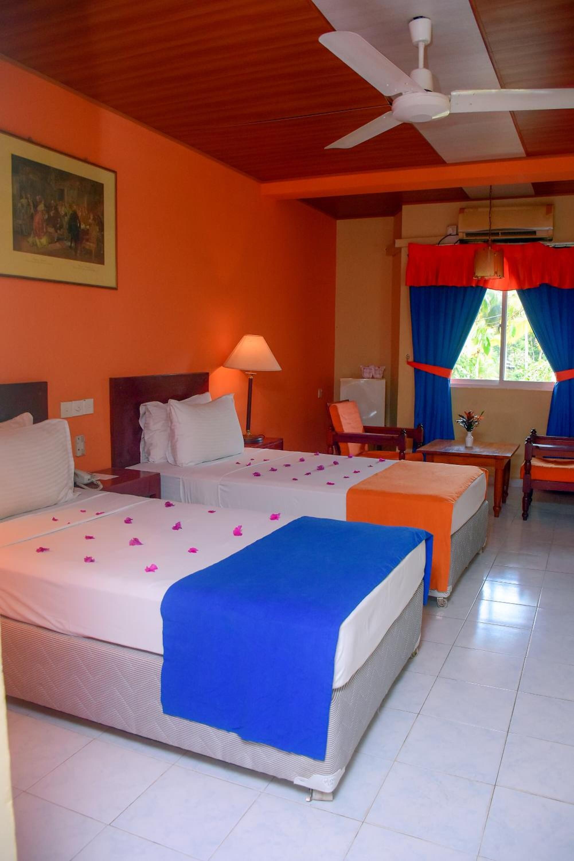 迷你吧、客房内保险箱、婴儿床、折叠床/加床（额外收费）