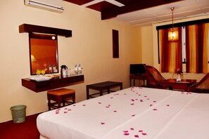 Standard Room | Minibar, in-room safe, cribs/infant beds, rollaway beds - Ratnaloka Tour Inn (Ratnapura)