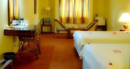 Ratnaloka Tour Inn