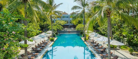 Outdoor pool, pool umbrellas, sun loungers