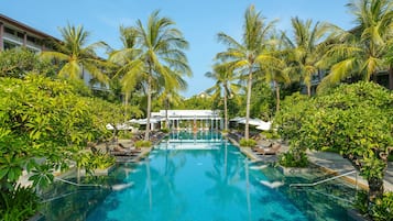 Alberca al aire libre y sombrillas en la alberca