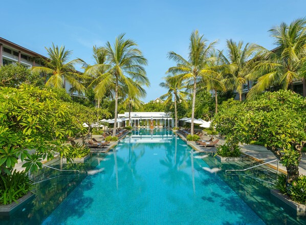 Piscine extérieure, parasols de plage