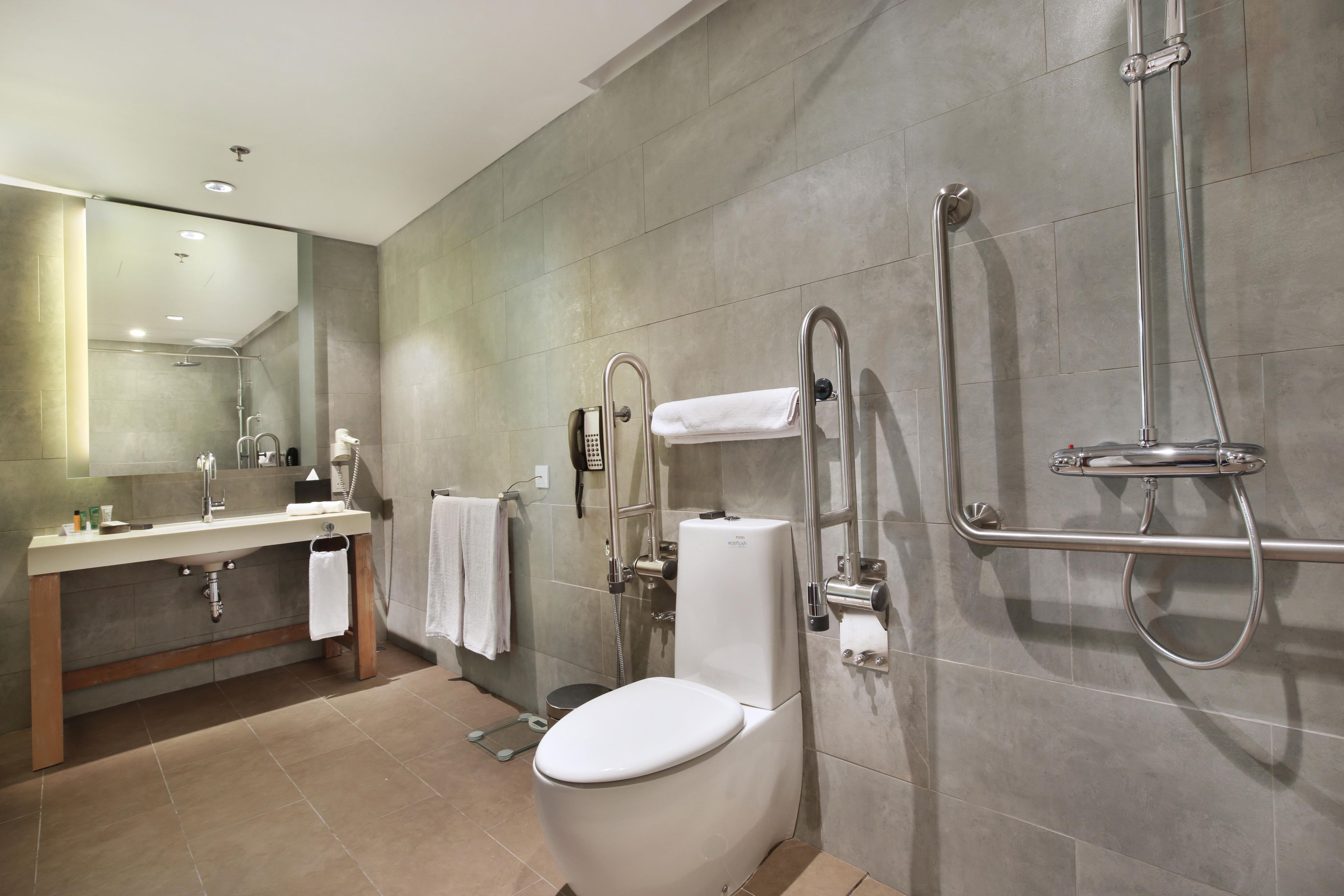 Un baño moderno con inodoro, bidé y ducha.