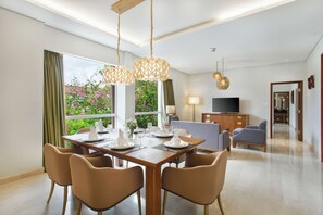 Suite presidencial, 1 cama King size | Área de sala de estar | Televisión de pantalla plana de 40 pulgadas con canales por cable 