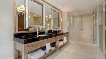 Presidentiële suite, 1 kingsize bed | Badkamer met douche
