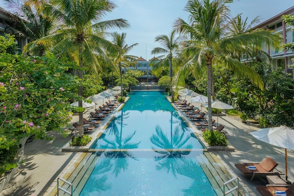 Outdoor pool, pool umbrellas, sun loungers
