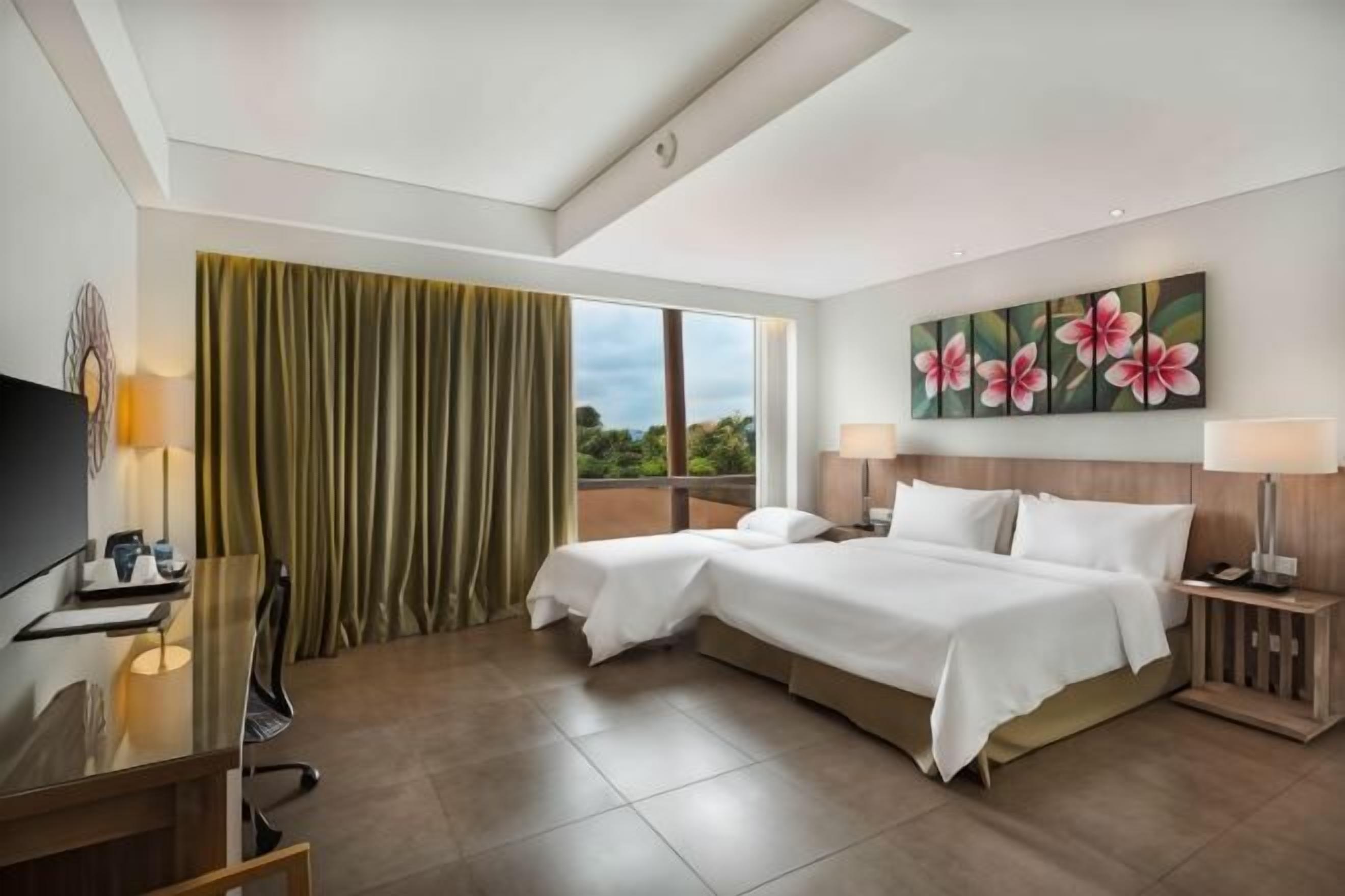 Peralatan tempat tidur premium, bar mini, peti besi dalam bilik, meja 