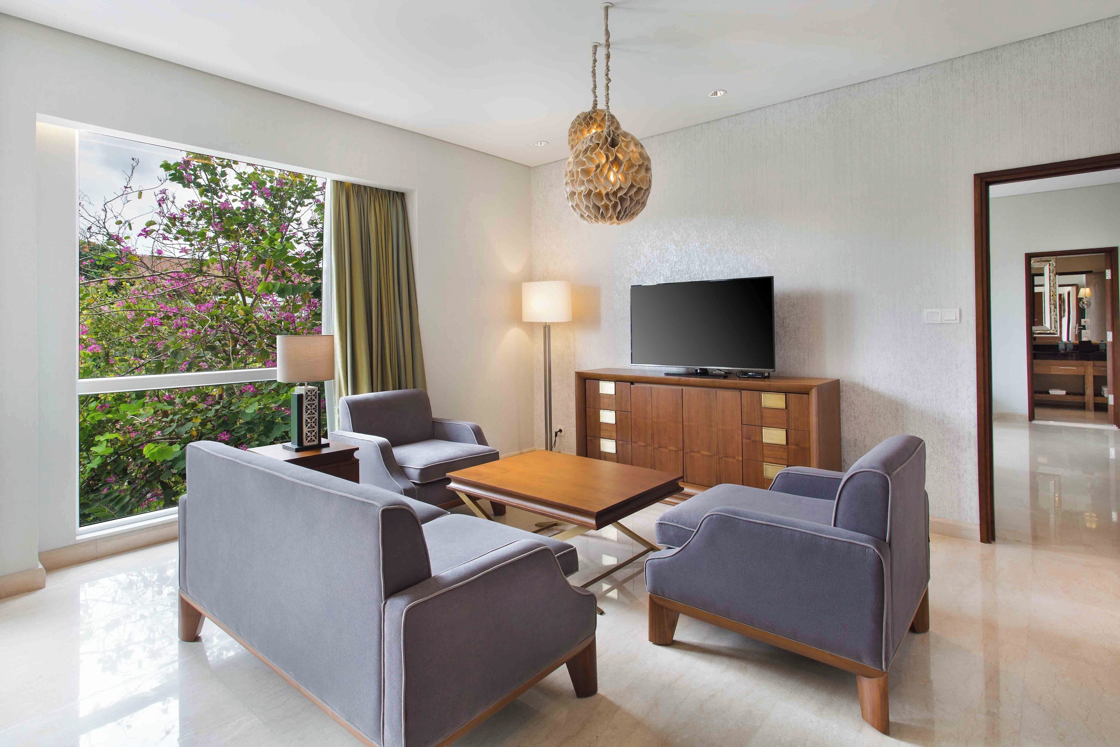 presidential suite, 1 king bed | living area | 40-inch flat-screen tv with cable channels, tv