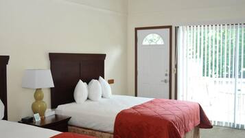 Tabla de planchar con plancha, wifi gratis y ropa de cama