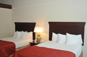 Habitación, 2 camas Queen size, junto al lago | Tabla de planchar con plancha, wifi gratis y ropa de cama