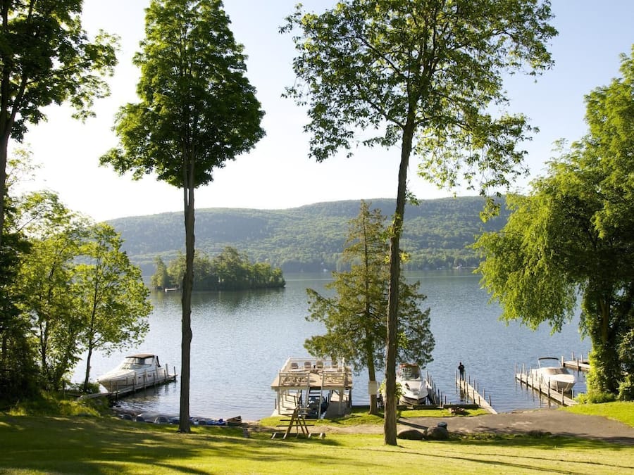 Plage, sable blanc, chaises longues, kayak