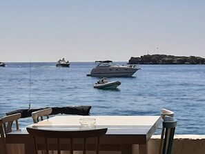 تناول الطعام بالخارج