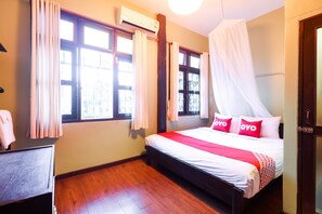 Superior Double Room | Desk, free WiFi, bed sheets - OYO 369 Micasa Guesthouse (Chiang Mai)