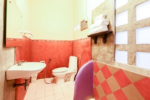 Suite superior | Baño | Ducha, toallas, jabón y champú