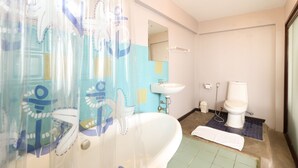 A bathroom with a bathtub, a sink, and a toilet. - OYO 369 Micasa Guesthouse (Chiang Mai)