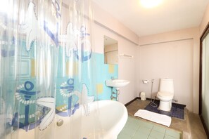 尊贵双人房 | 浴室 | 淋浴设施、毛巾、肥皂、洗发水