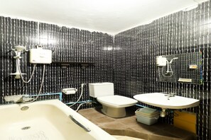 Suite familiar | Baño | Regadera, toallas, jabón, shampoo