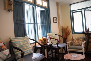 Twin Room with Fan | Área de sala de estar