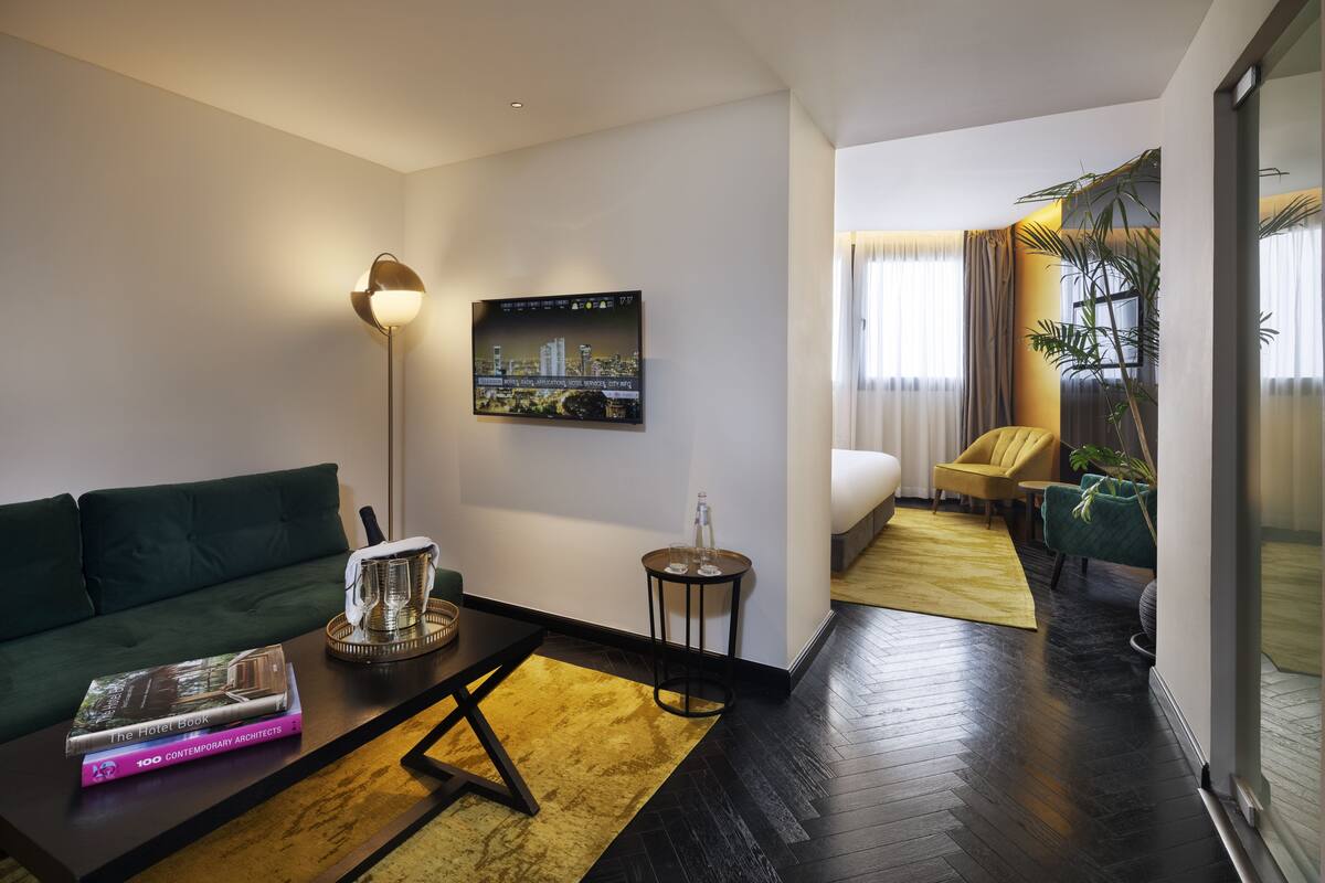 Junior Suite | Living room | 36-inch flat-screen TV with cable channels, TV, pay movies