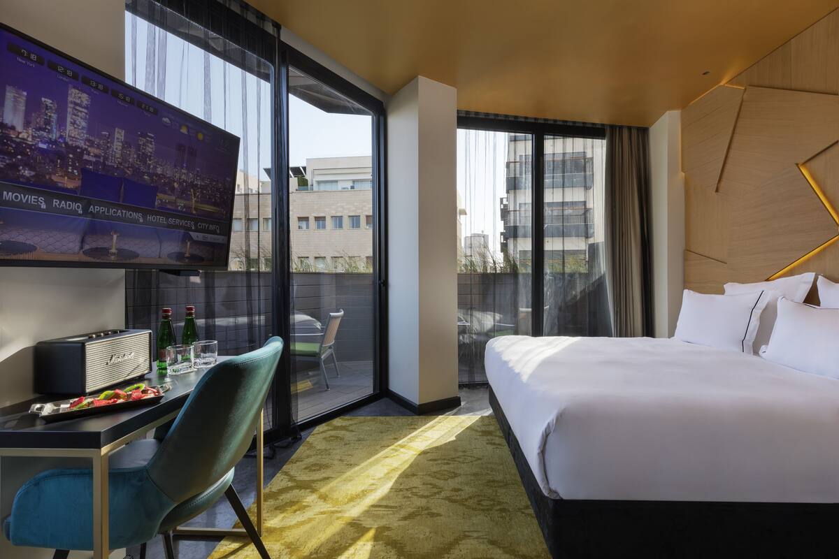 Urban Balcony | Egyptian cotton sheets, premium bedding, minibar, in-room safe