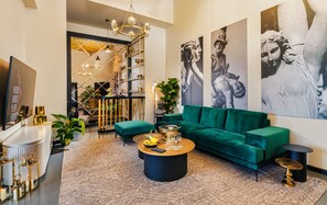 Brown Suite | Oppholdsområde | En 36-tommers Flatskjerm-TV med kabel-kanaler samt TV og filmkjøp