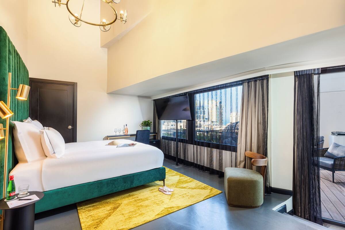 Brown Suite | Egyptian cotton sheets, premium bedding, minibar, in-room safe