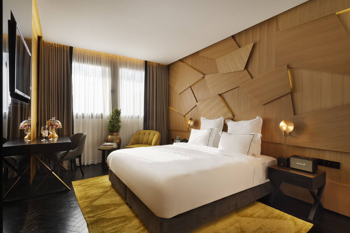 Egyptian cotton sheets, premium bedding, minibar, in-room safe