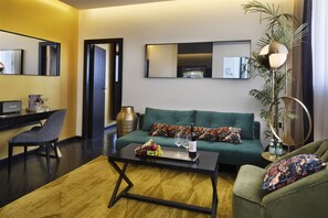 Suite – executive, delvis sjøutsikt | Oppholdsrom | En 36-tommers Flatskjerm-TV med kabel-kanaler samt TV og filmkjøp