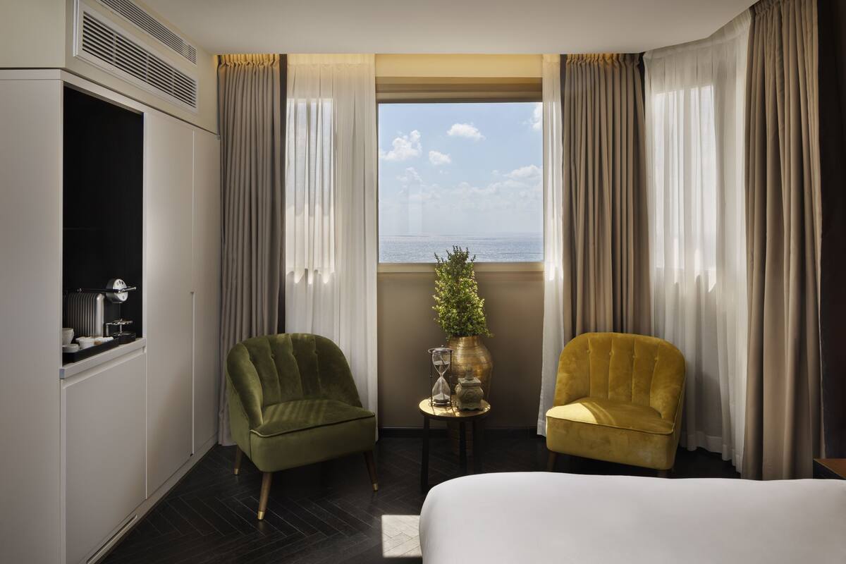 Egyptian cotton sheets, premium bedding, minibar, in-room safe