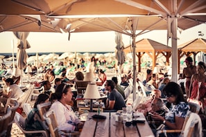 Nära stranden, vit sandstrand och strandhanddukar