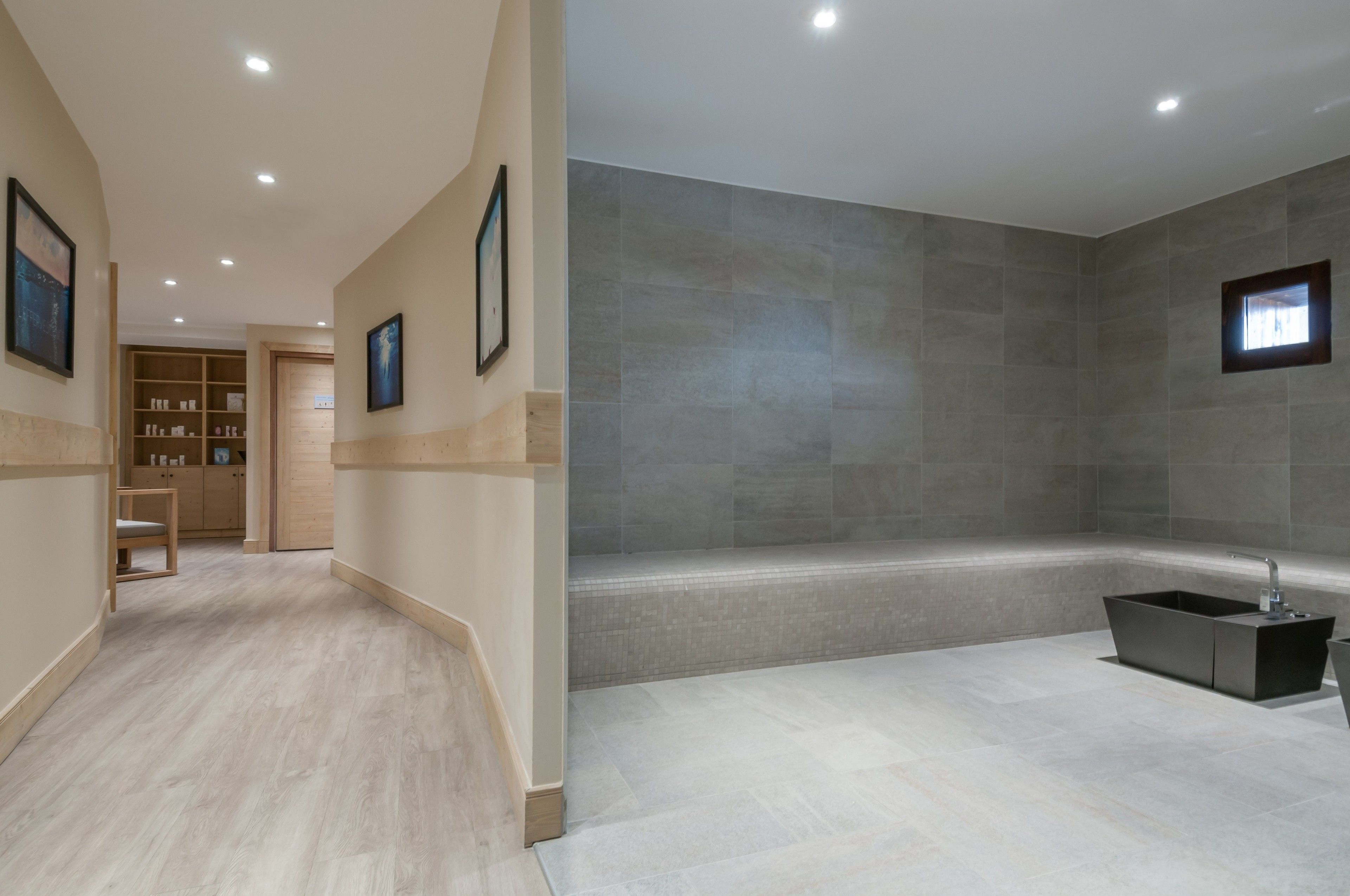 Une salle de bain moderne dotée d’une grande baignoire, d’un espace douche et d’un meuble-lavabo.