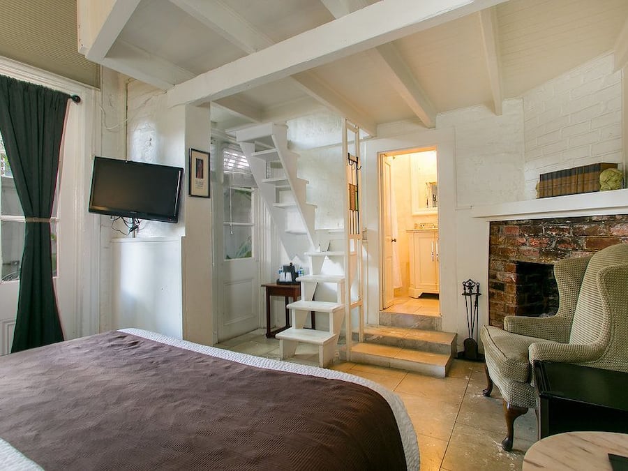 Quarto solteiro romântico, 1 cama Queen, vista para o pátio | Individualmente decorados, individualmente mobiliados