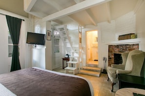 Romantic Single Room, 1 Queen Bed, Courtyard View | Individually decorated, individually furnished, iron/ironing board - Lafitte Hotel & Bar (New Orleans)