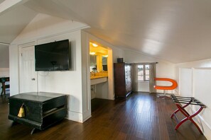 Individually decorated, individually furnished, iron/ironing board - Lafitte Hotel & Bar (New Orleans)