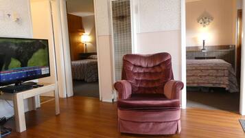 Family Room, 2 Bedrooms, Kitchenette | Living area